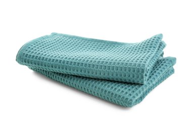 Beyaz arkaplanda katlanmış pamuk peçeteler