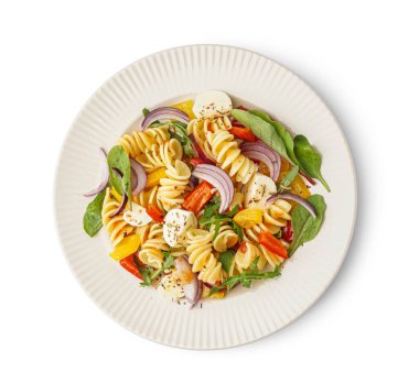 Beyaz arka planda biberli ve kırmızı soğanlı lezzetli makarna salatası.