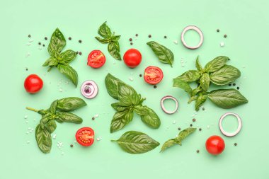 Taze fesleğen, kiraz domatesleri ve yeşil arka planda biber.