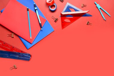 Kırmızı arkaplanda farklı okul kırtasiyesi