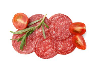 Beyaz arka planda izole edilmiş lezzetli salam ve domates dilimleri.