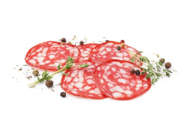 Beyaz arka planda baharatlı lezzetli salam dilimleri