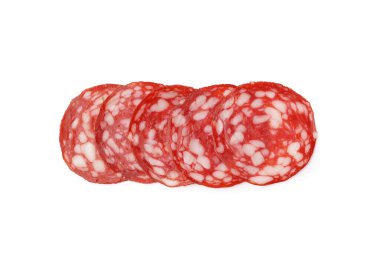 Beyaz arka planda lezzetli salam dilimleri