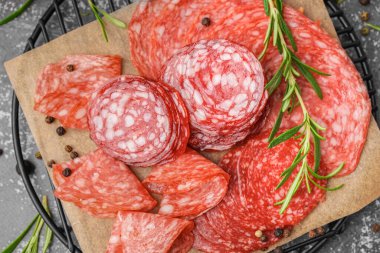 Gri arka planda lezzetli salam dilimleri ile şebeke