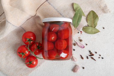 Konserve domatesli kavanoz ve beyaz arka planda biber.