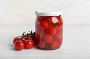Konserve domatesli kavanoz beyaz ahşap masa