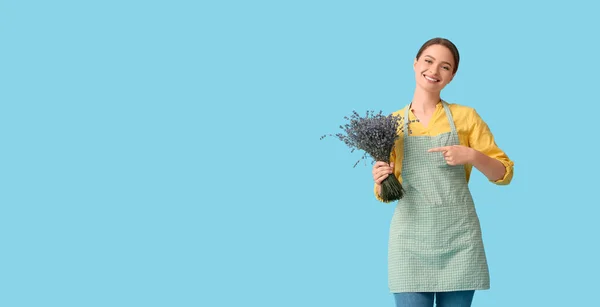 Vrouwelijke Tuinman Met Lavendelbloemen Lichtblauwe Achtergrond Met Ruimte Voor Tekst — Stockfoto