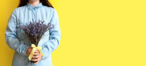 Gyönyörű Levendula Virágok Sárga Alapon Helyet Szöveges — Stock Fotó