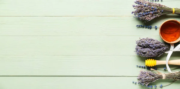 Lavendelblüten Mit Honig Schale Auf Grünem Holzgrund Mit Platz Für — Stockfoto