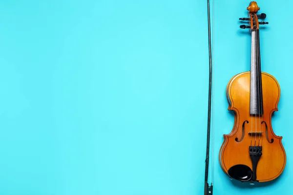 Belo Violino Com Arco Sobre Fundo Cor — Fotografia de Stock