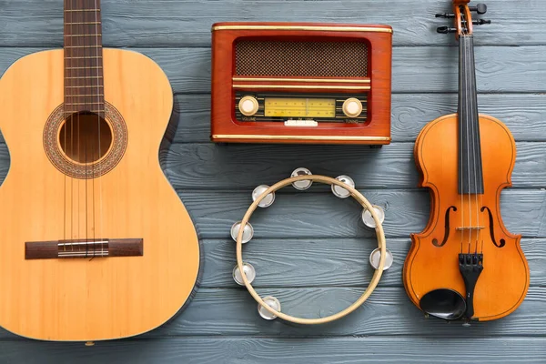 Diferentes Instrumentos Musicais Receptor Rádio Retro Fundo Madeira — Fotografia de Stock