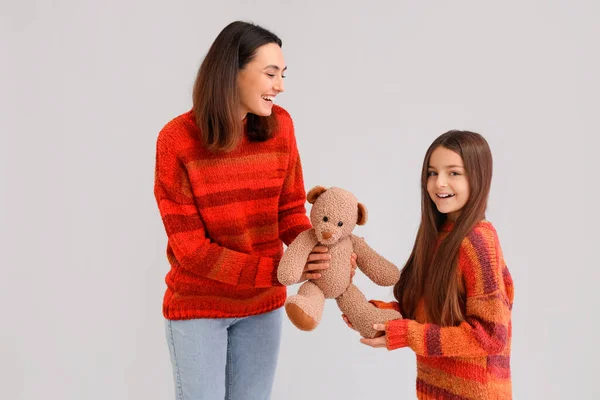 Niña Madre Suéteres Calientes Con Oso Juguete Sobre Fondo Gris — Foto de Stock