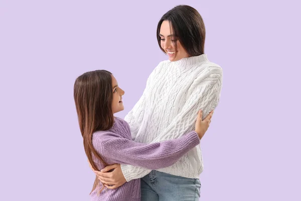 Menina Sua Mãe Camisolas Quentes Abraçando Fundo Lilás — Fotografia de Stock