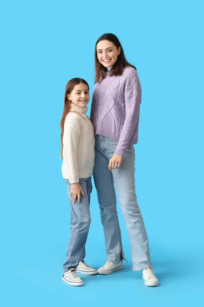 배경에 스웨터를 소녀와 어머니 — 스톡 사진