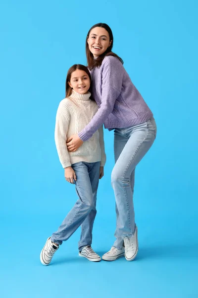 Dziewczynka Jej Matka Ciepłych Swetrach Niebieskim Tle — Zdjęcie stockowe