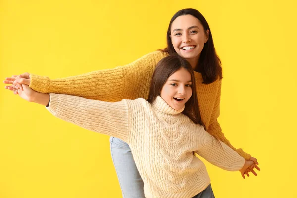 Little Girl Her Mother Knitted Sweaters Yellow Background — Stock Photo, Image