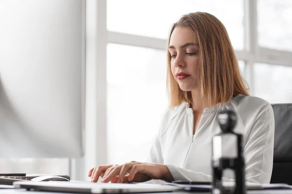 Female Accountant Working Computer Table Office — Stock Photo, Image
