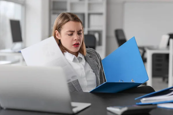 Upset Female Accountant Working Documents Table Office — Stock Photo, Image