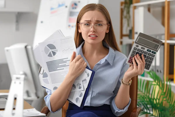 Gestresste Vrouwelijke Accountant Met Rekenmachine Documenten Functie — Stockfoto