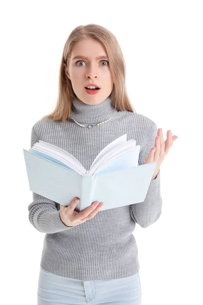 Terkejut Wanita Muda Membaca Buku Latar Belakang Putih — Stok Foto