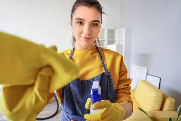 洗剤で家を掃除する若い女性 — ストック写真
