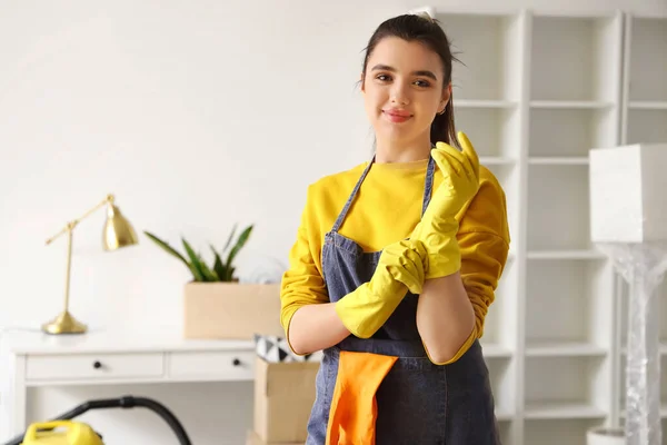 Młoda Kobieta Zakłada Gumowe Rękawiczki Przed Sprzątaniem Domu — Zdjęcie stockowe