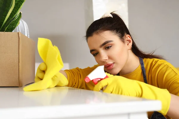 洗剤で家を掃除する若い女性 — ストック写真