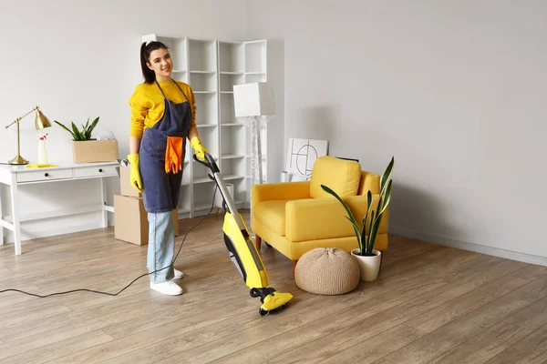 Young Woman Hoovering Floor Her House — Stock Photo, Image