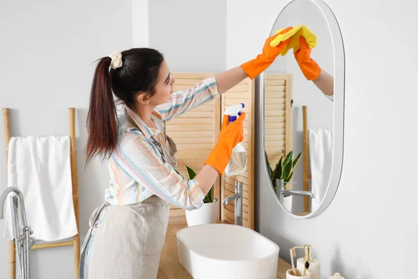 Young Woman Cleaning Mirror Her Bathroom — Stock Photo, Image