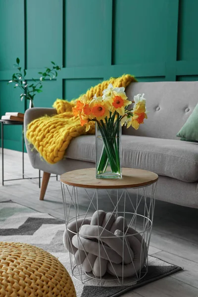 Interiör Vardagsrummet Med Grå Soffa Och Narcissus Blommor Soffbordet — Stockfoto