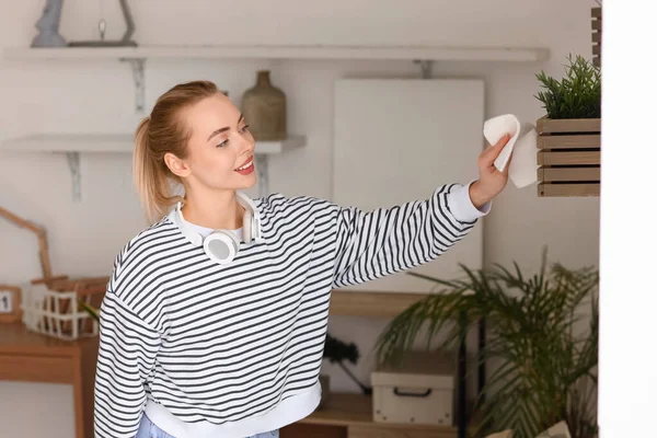 Young Woman Cleaning Shelf Home — Stock Photo, Image