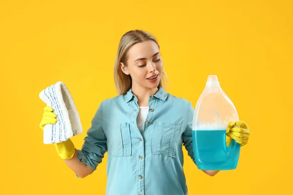 Young Woman Rag Detergent Yellow Background — Stock Photo, Image