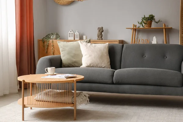 グレーのソファと木製のコーヒーテーブル付きのリビングルームのインテリア — ストック写真