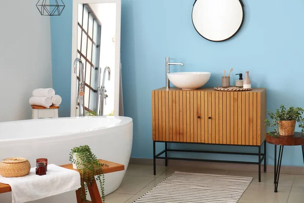 木製キャビネット バスタブ ミラーとシンク付きのスタイリッシュなバスルームのインテリア — ストック写真