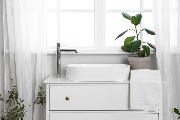 Spülbecken Wasserhahn Und Zimmerpflanze Auf Kommode Fenster — Stockfoto