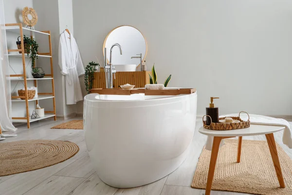 Interior Baño Ligero Con Bañera Artículos Baño Mesa —  Fotos de Stock