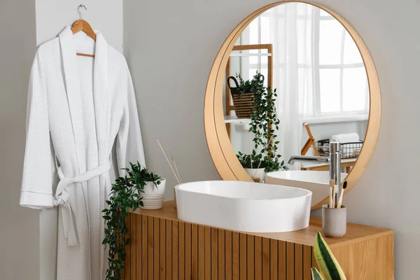 洗面器 鏡付きの木製キャビネットバスルームの内部 — ストック写真