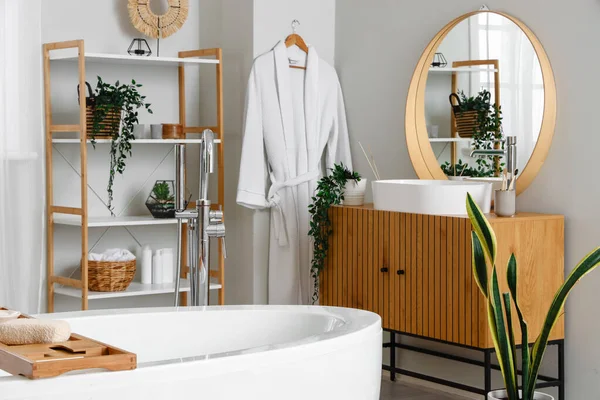 Interior Banheiro Leve Com Banheira Armário Madeira Espelho — Fotografia de Stock