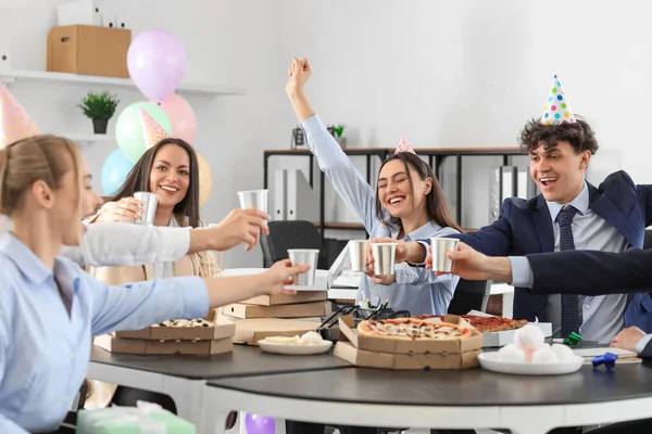 Grupa Ludzi Biznesu Pijących Przyjęciu Urodzinowym Biurze — Zdjęcie stockowe