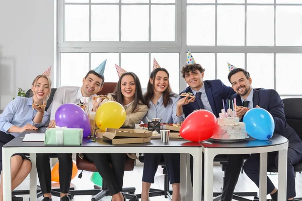 一群商界人士在办公室的生日派对上吃披萨 — 图库照片