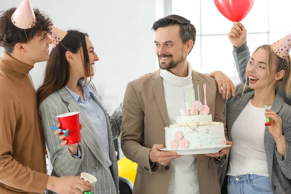 Grupo Gente Negocios Con Pastel Cumpleaños Fiesta Oficina — Foto de Stock