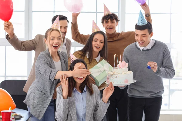 Grupo Empresários Surpreendendo Seu Colega Com Bolo Aniversário Festa Escritório — Fotografia de Stock