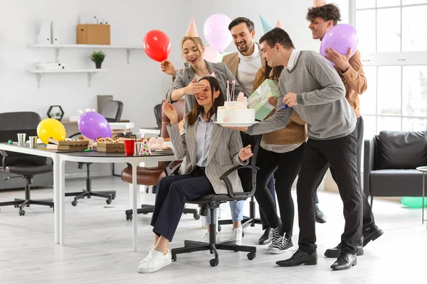 Grupo Empresários Surpreendendo Seu Colega Com Bolo Aniversário Festa Escritório — Fotografia de Stock