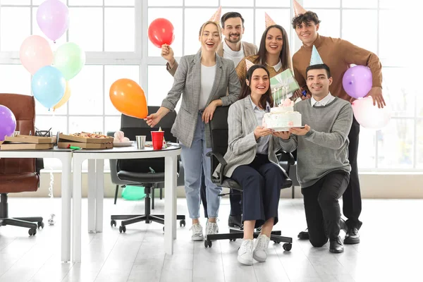 Grupo Gente Negocios Con Pastel Cumpleaños Fiesta Oficina —  Fotos de Stock
