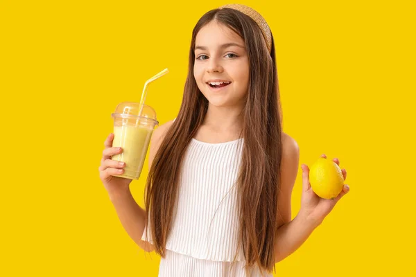 Kleines Mädchen Mit Einem Glas Smoothie Und Zitrone Auf Gelbem — Stockfoto