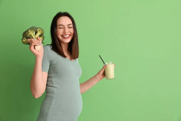 Junge Schwangere Frau Mit Glas Smoothie Und Brokkoli Auf Grünem — Stockfoto
