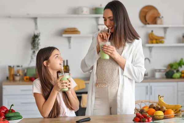 Little Girl Her Pregnant Mother Drinking Green Smoothie Kitchen — Stock Photo, Image