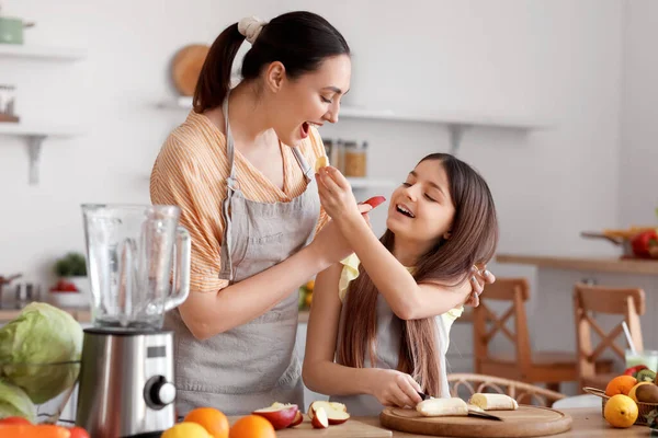 Little Girl Her Mother Eating Fruits While Making Smoothie Kitchen — Stock Photo, Image
