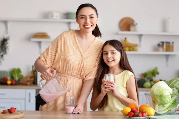 Young Woman Her Little Daughter Pouring Fresh Smoothie Glass Kitchen — Stock Photo, Image