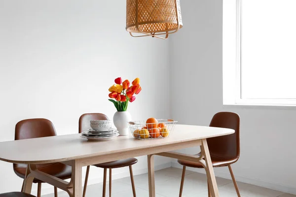 Interior Ruang Makan Cahaya Dengan Bunga Tulip Atas Meja — Stok Foto
